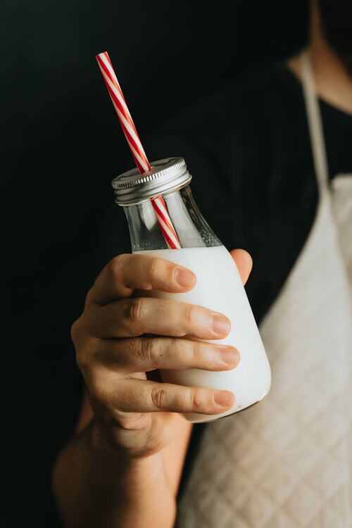 Explorez les origines de notre consommation de lait de vache avec le balado 'Pourquoi buvons-nous du lait de vache?' de 'En 5 minutes' sur QUB Radio. Participez à un quiz interactif gratuit de Dokoma pour approfondir votre compréhension des produits laitiers, de leur histoire, culture et biologie. Idéal pour étudiants et curieux, ce quiz offre une expérience d'apprentissage ludique et enrichissante.